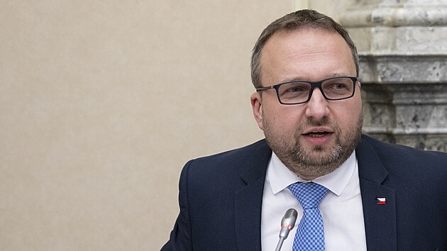 Ministr prce a socilnch vc Marian Jureka na zasedn tripartity. (4. prosince 2023)