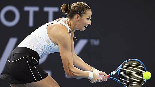 esk tenistka Karolna Plkov v zpase s Naomi sakaovou.
