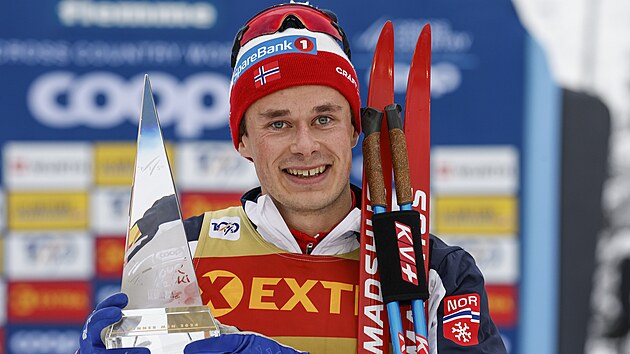 Norský bec na lyích Harald Östberg Amundsen s trofejí pro vítze seriálu...
