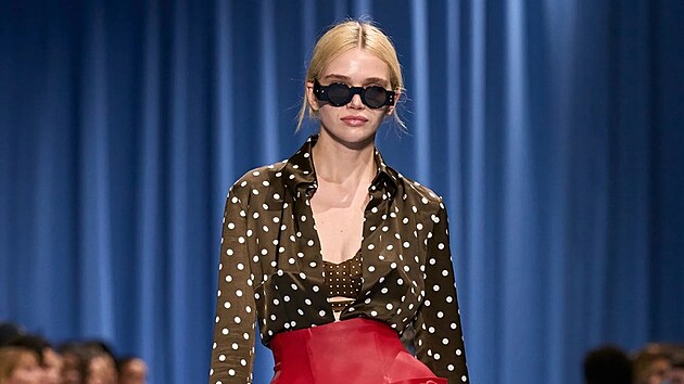 Dal�� punt�kovan� model z posledn� kolekce zna�ky Balmain
