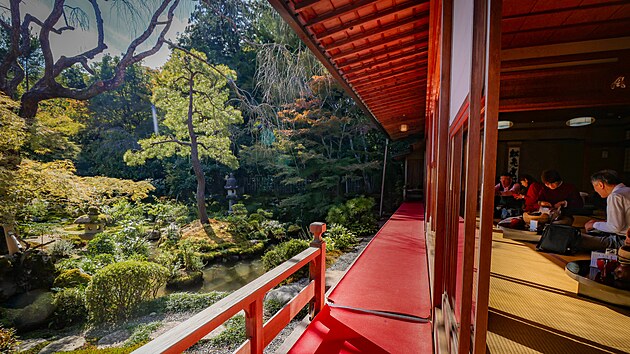 Japonsk� architektura je tradi�n� velmi propojen� s okoln� p��rodou. V mnoha parc�ch a zahrad�ch tak m��ete naj�t �ajovny, jejich� posuvn� dve�e �lov�ku umo�n� b�t vevnit� a z�rove� si dosyta vychutn�vat v�hled i �erstv� v�nek.