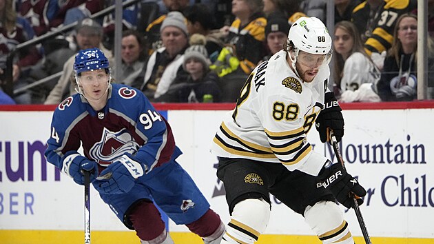 David Pastr��k (88) z Boston Bruins kontroluje puk v z�pase s Colorado Avalanche, st�h� ho Joel Kiviranta (94).