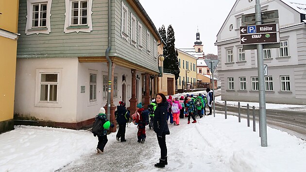 N�kdej�� radnice stoj� na vrchlabsk�m n�m�st� M�ru.