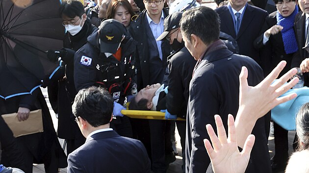 Ldra jihokorejsk opozice I e-mjonga v ter bodl tonk do krku, kdy byl na nvtv Pusanu na jihovchod zem. Politik byl pevezen do nemocnice. (2. ledna 2024)