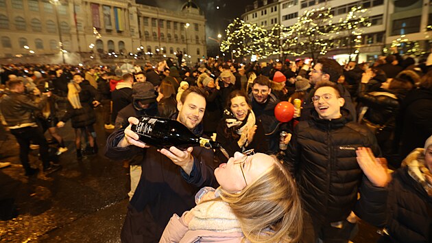 Lid na Vclavskm nmst oslavuj pchod roku 2024. (1. ledna 2024)