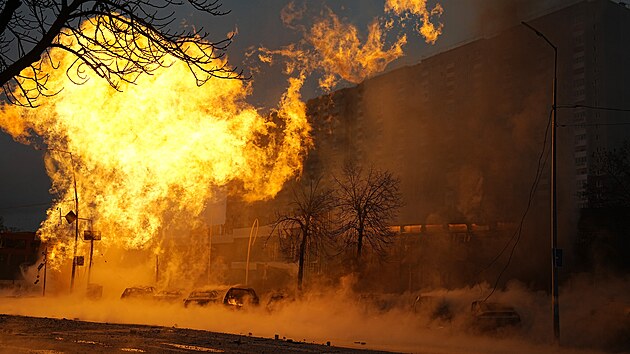 Ukrajint hasii zasahuj v Kyjev, kde po ruskm toku zaala hoet budova. (2. ledna 2024)