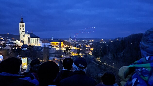 V Kutn� Ho�e nahradili tradi�n� oh�ostroj dronovou show. Jej� viditelnost ale zkazilo po�as�. (1. ledna 2024)