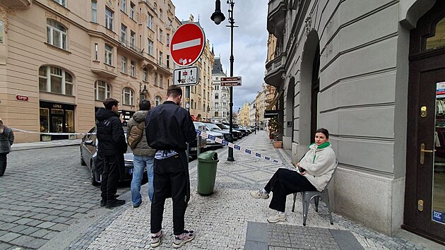 Policie evakuuje Paskou ulici v Praze kvli odloenmu zavazadlu na ulici. To prov pyrotechnik. (3. ledna 2024)