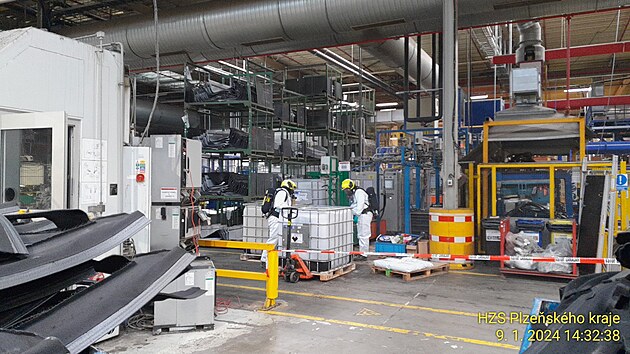 V jedn� firm� v pr�myslov� z�n� Nov� Hospoda u Boru na Tachovsku unikla chemik�lie. T�i mu�i si p�evzala z�chrann� slu�ba.
