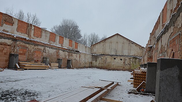 C�lem rekonstrukce bylo p�etvo�it nevyu��van� a ch�traj�c� objekt pro volno�asov� aktivity pod z�titou obce. 