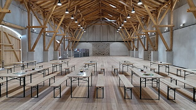 M�ste�ko v okrese Doma�lice m�stskou stodolu kr�sn� zrekonstruovalo.  