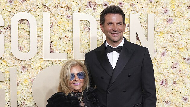 Bradley Cooper a jeho matka Gloria Campano na Zlatch glbech (Los Angeles, 7. ledna 2024)