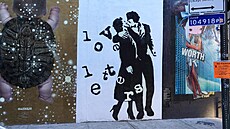 Slavný polibek Roberta Doisneaua jako street art v ulicích New Yorku (10. íjna...