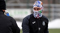 Karvinský branká Dominik Holec se chrání ped mrazem