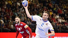 �eský házenká� Jakub Hrstka v utkání proti Ma�arsku.