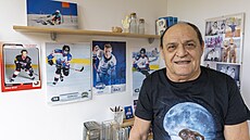 Milan Barto ve své pracovn. Zdobí ji fotografie jeho nadjných hokejových...
