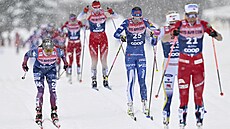 Závodnice bojují ve stíhacím závodu na 20 km klasicky v Davosu v páté etap�...