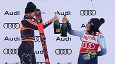 Kanadská lyaka Valérie Grenierová se na slavnostním ceremoniálu po obím...