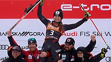 Kanadská lyaka Valérie Grenierová s týmem slaví vítzství v obím slalomu v...