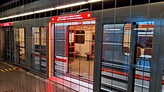 Automatické dveře oddělující nástupiště od kolejiště v metru na Zličíně jsou už...