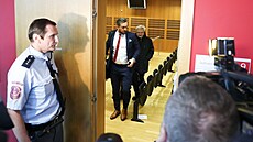 Cimický odchází od soudu, kde si vyslechl obalobu ze znásilnní.