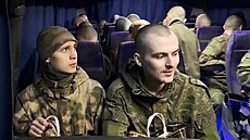 Rutí válení zajatci v autobusu na rusko-ukrajinské státní hranici v...