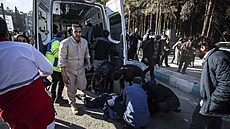Lidé se starají o zranné po výbuchu v íránském Kermánu. (3. ledna 2024)