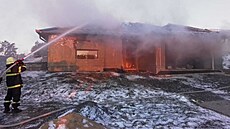 T�i jednotky hasi�� zasahovaly u po�áru novostavby rodinného domu v obci...