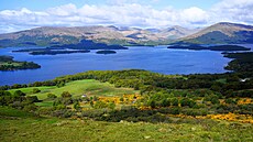 Jezero Loch Lomond je povaováno za bránu do Skotské vysoiny (Highlands)....