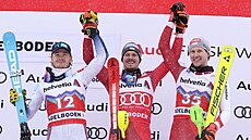 Ti nejlepí ze slalomu v Abelbodenu: zleva druhý Atle Lie McGrath, vítz...