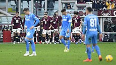 Fotbalisté FC Turín se radují z gólu, Neapoltí smutní.