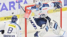 Liberecký branká� Daniel Král kontroluje puk.