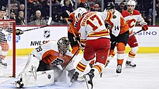 Branká Carter Hart z Philadelphie zasahuje proti stele Jegora arangovie z...