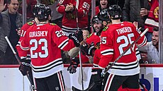 Hokejisté Chicaga se radují z gólu Colina Blackwella.
