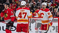 Úto�ník Nazem Kadri z Calgary (vlevo) slaví svoji trefu proti Chicagu.
