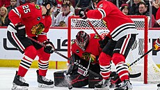 Branká� Petr Mrázek z Chicaga zasahuje.