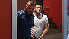 Ob�alovaný recidivista Martin Ko�a�ík p�i�el k soudu s pouty na rukou i na...