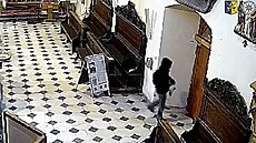 Kamera zachytila estatyicetiletého mue, jak krade v kromíském kostele...