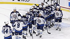 Hrá�i Winnipegu slaví vít�zství na led� Anaheimu.