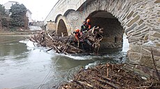 Hasii odstraovali naplaveniny od Svatojánského mostu v Litovli.