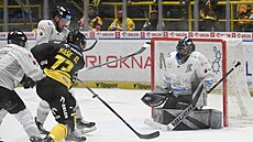 Litvínovský úto�ník Ond�ej Ka�e pálí na karlovarského branká�e Vladislava...