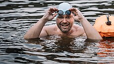 Tmavá hladina Vltavy p�ipomíná klidný rybník.