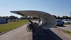 Stojan na kola z turbíny v pístavu Aalborg
