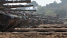 Izraelský voják prochází kolem tanků nedaleko hranice mezi Izraelem a Gazou....