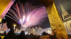 V Plzni na nám�stí Republiky p�ivítali nový rok velkolepým oh�ostrojem. (1....