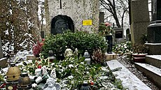 Cedulka, která vyzývá nájemce hrobu Karla Kryla, aby kontaktoval h�bitovní...