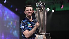 Luke Humphries pózuje s trofejí pro mistra sv�ta.