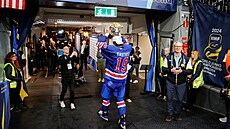 Cutter Gauthier s pohárem pro vít�ze juniorského mistrovství sv�ta.