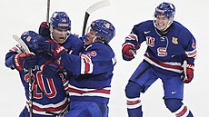 Amerití hokejisté se radují z vítzného gólu v semifinále proti Finsku.