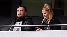 ipka Luke Littler s pítelkyní na utkání Tottenhamu s Bournemouthem.